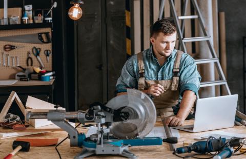 carpenter reading laptop